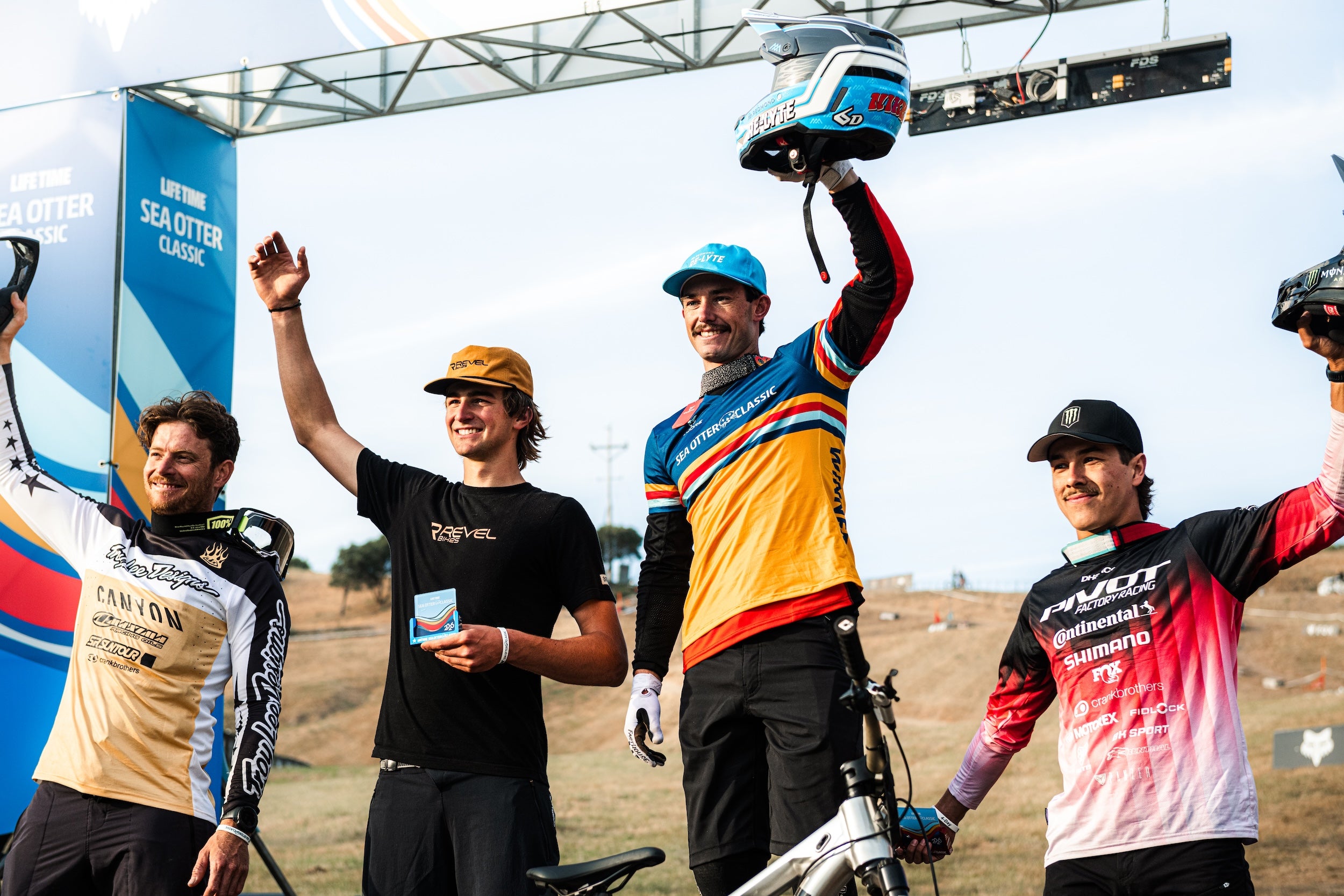 Nik Nestoroff Wins Sea Otter Dual Slalom – 6D Helmets